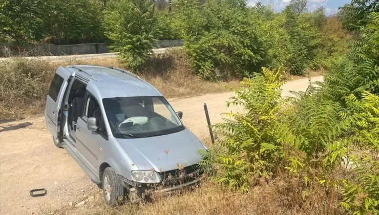 Bilecik’te Ticari Araç Şarampole Devrildi: 3 Yaralı