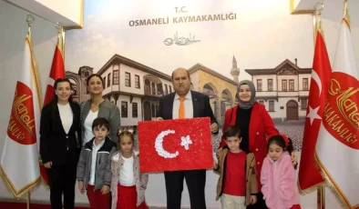 Anaokulu Öğrencileri, Kaymakam’a Türk Bayrağı Teslim Etti