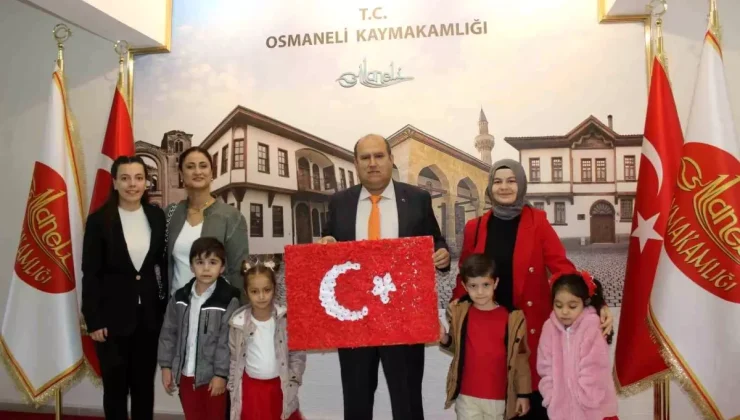 Anaokulu Öğrencileri, Kaymakam’a Türk Bayrağı Teslim Etti