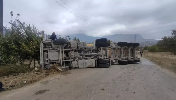 Bilecik’te Kum Yüklü Çekici Devrildi: 1 Yaralı